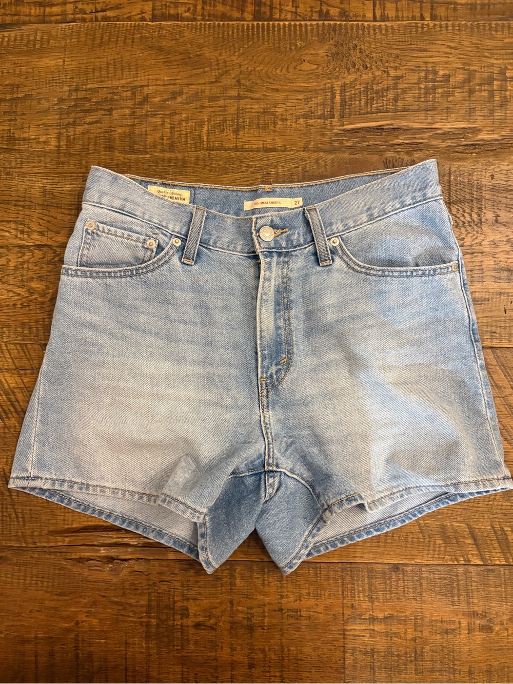 Levi’s 80s Mom Lightweight Shorts